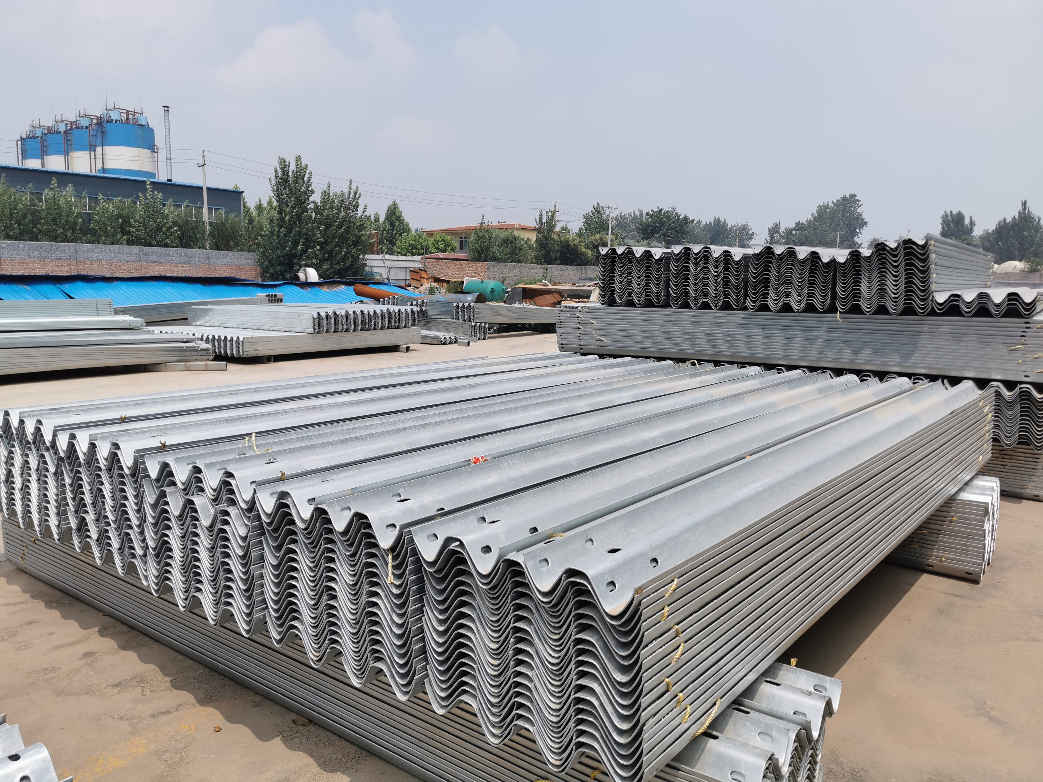 Corrugated Galvanized Steel W Beam Highway Guardrail Crash Barrier for Outdoor Safety