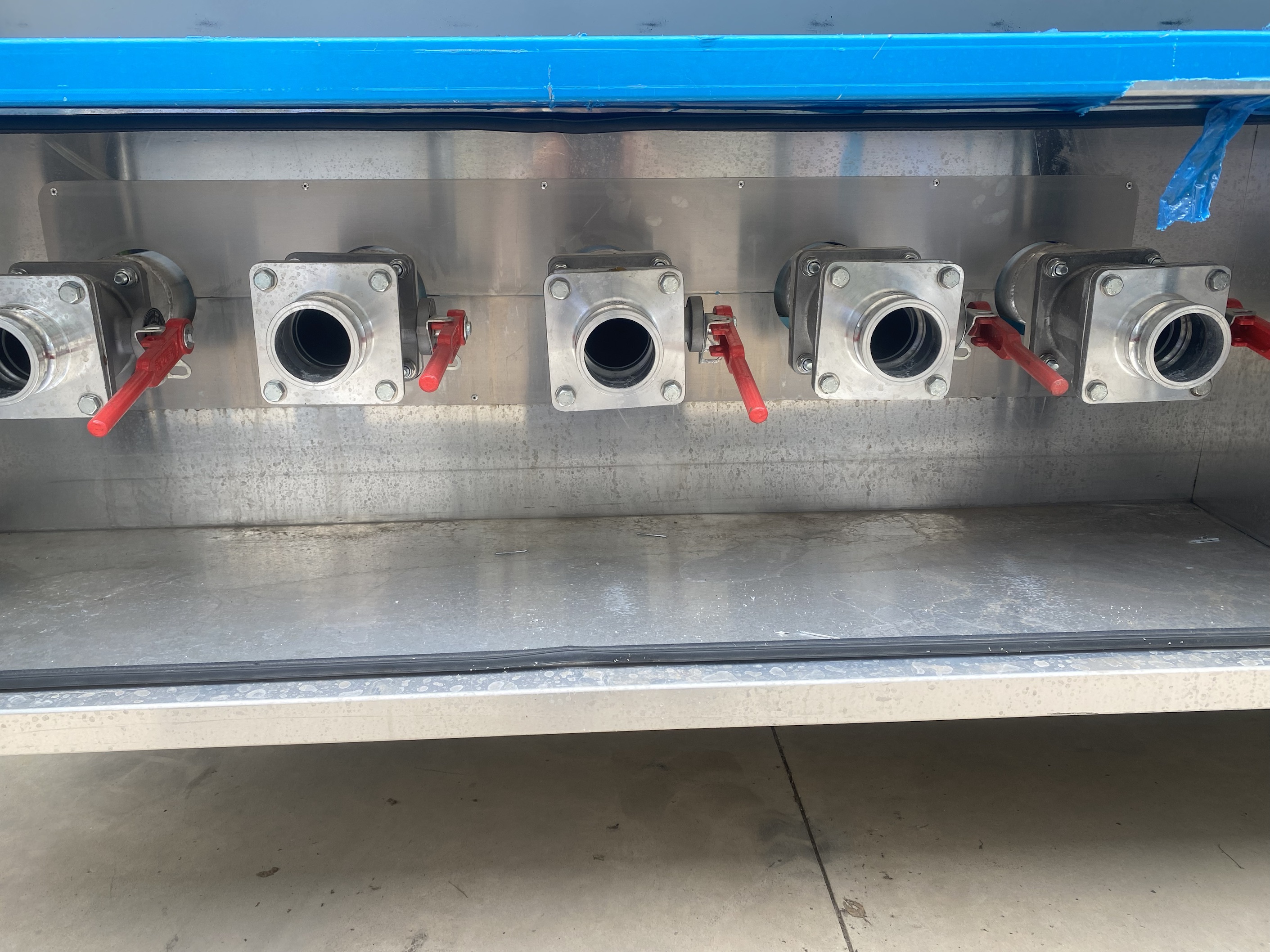 Chinese manufacturer CIMC 30000-50000L new design built with the best quality carbon steel diesel fuel transport tanker truck