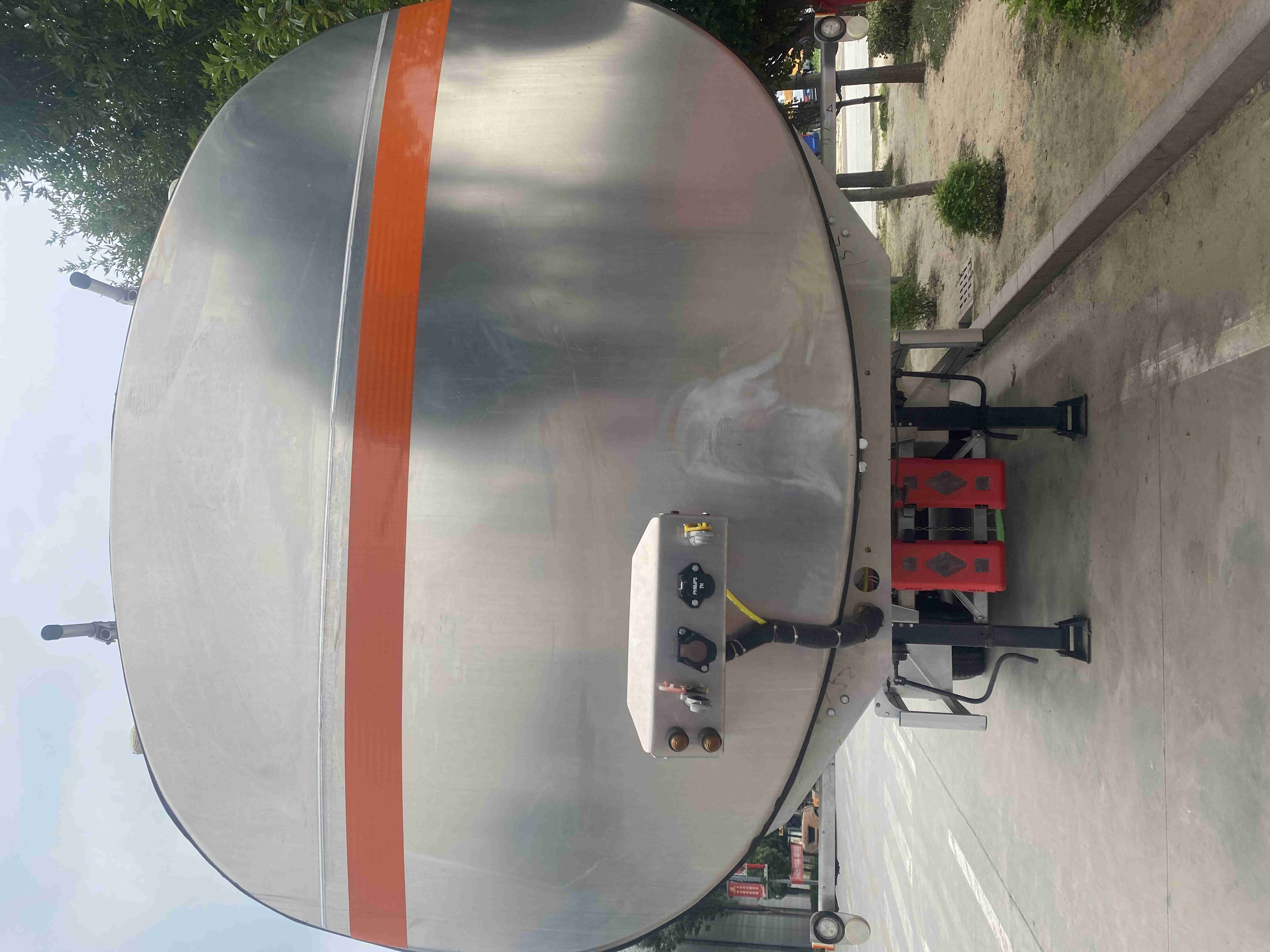 Chinese Supplier Offers 60000-Liter Aluminum 3-Axis Alloy Oil Tanker Truck Semi-Trailer Made Of Steel