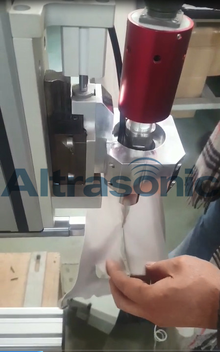 30khz High Power Robotic Aided Ultrasonic Cutting Machine For Automotive Carpet And Ceiling Lining