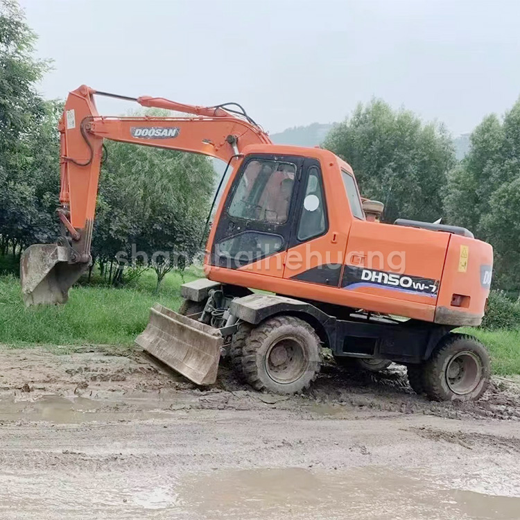 Doosan DH150w Wheel Excavator Made in Korea with Low Machine Weight of 15 KG and Engine