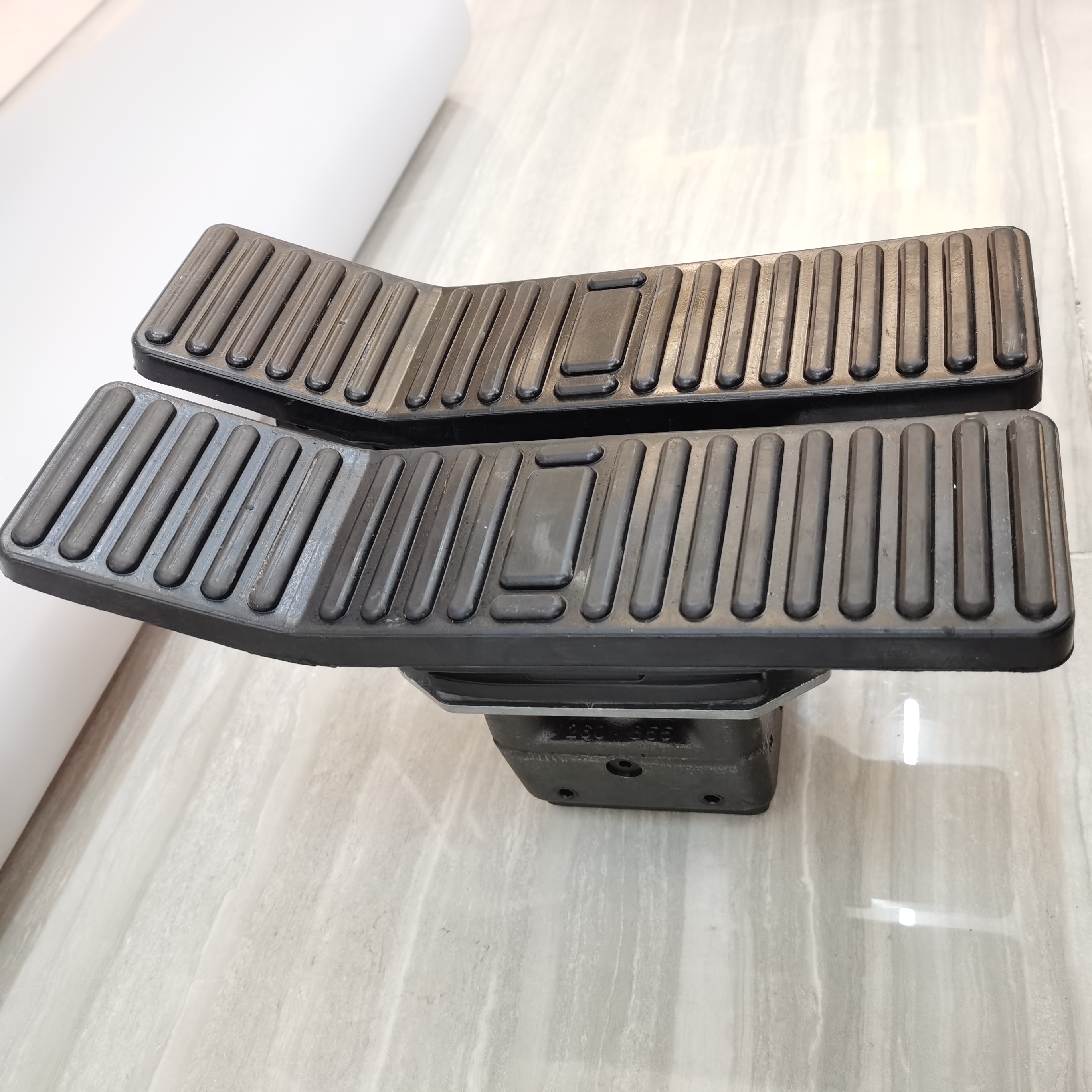 2021 Excavator Parts Clapet De Pied Foot Wook For Excavatrice