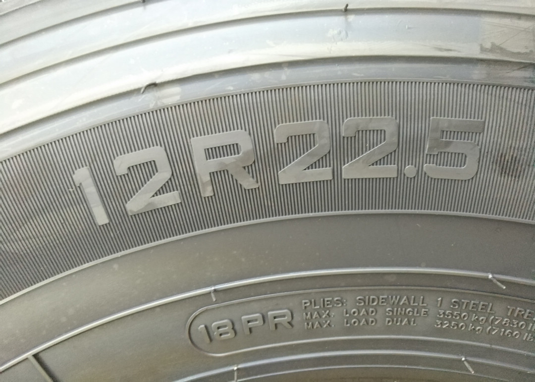 Block Type Tread Highway Truck Tires 12R22.5 Size Good Traction Capacity
