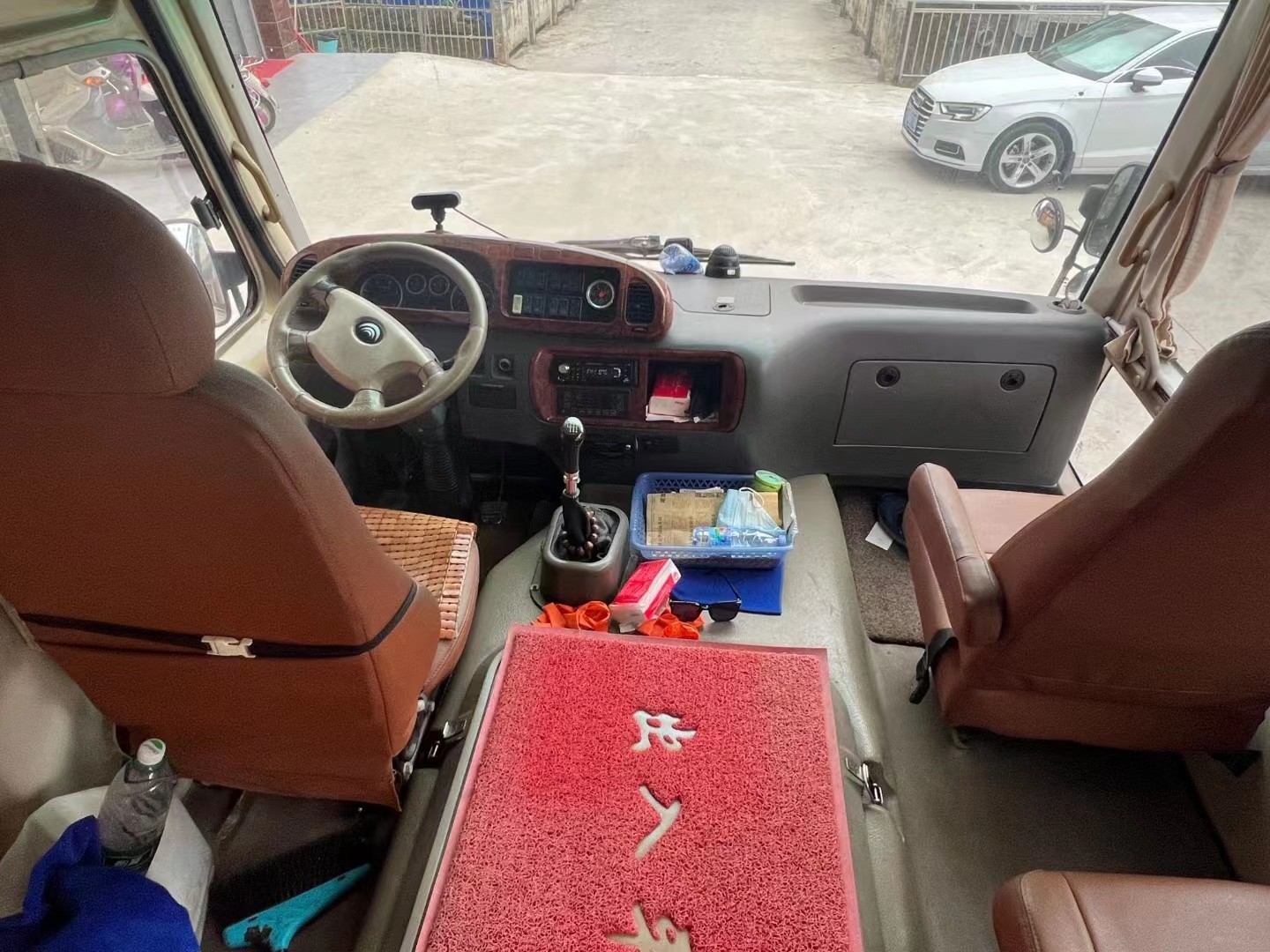 Used Mini Bus For Sale Yutong ZK6708D Front Engine Diesel Coaster Bus 19 Seats 2+1 Seats Layout