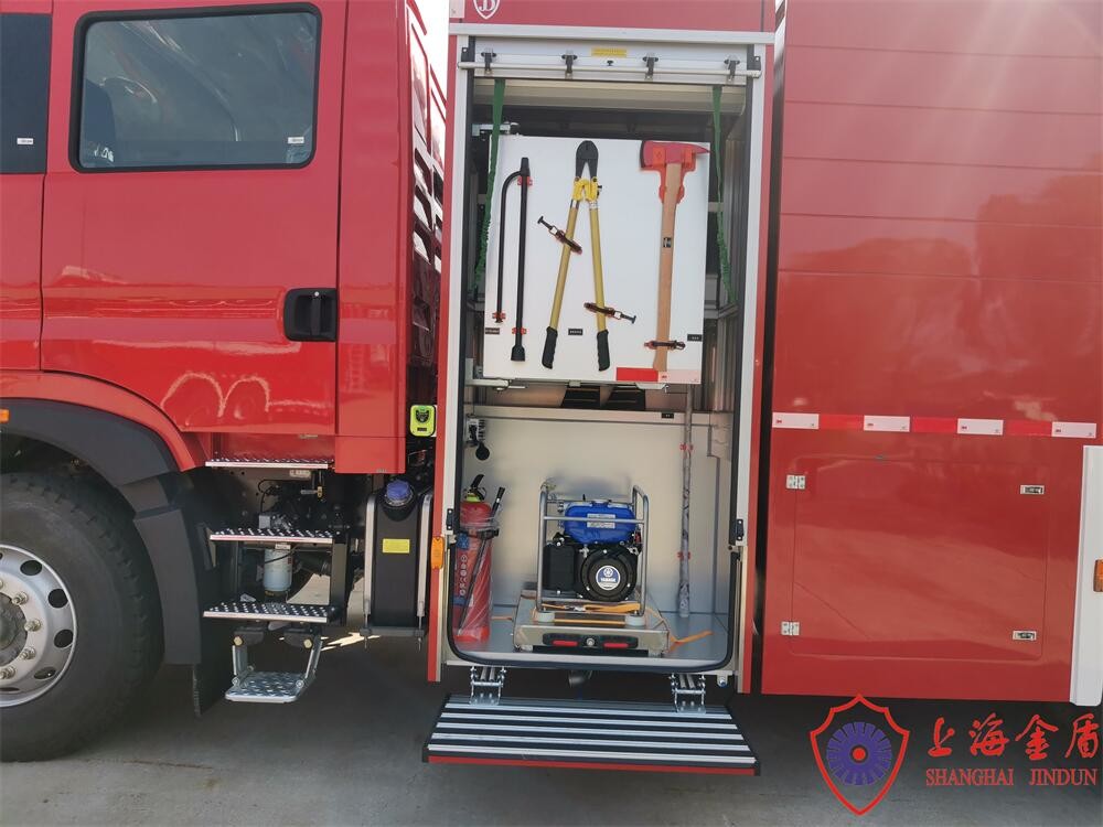 ISO9001 80L/S Fire Pump 4x2 Drive Water Foam Fire Truck with Two Row Cab