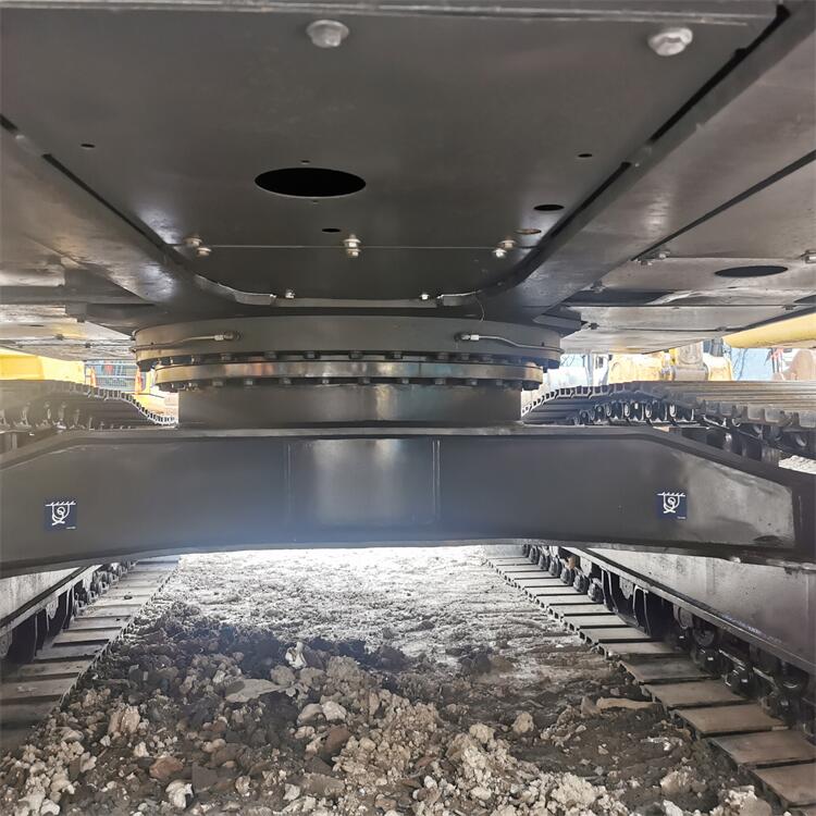 Shanghai Construction Site Must-Have Volvo EC200 DL Excavator with 2600 Working Hours