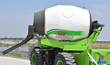 Self Loading 2.6 CBM Concrete Mixing Equipment Articulated Structure