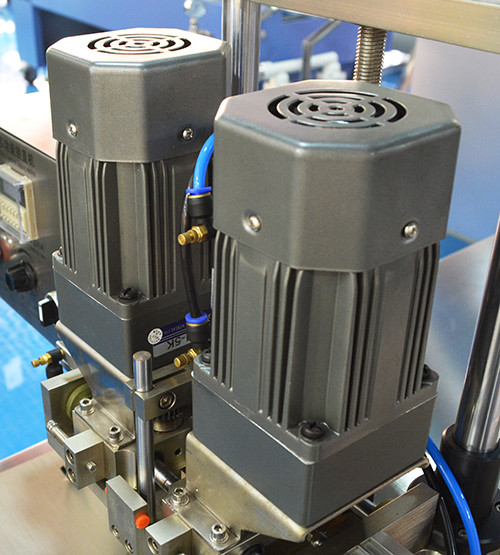 Desktop 80W Bottle Screw Capping Machine Electrical control movement