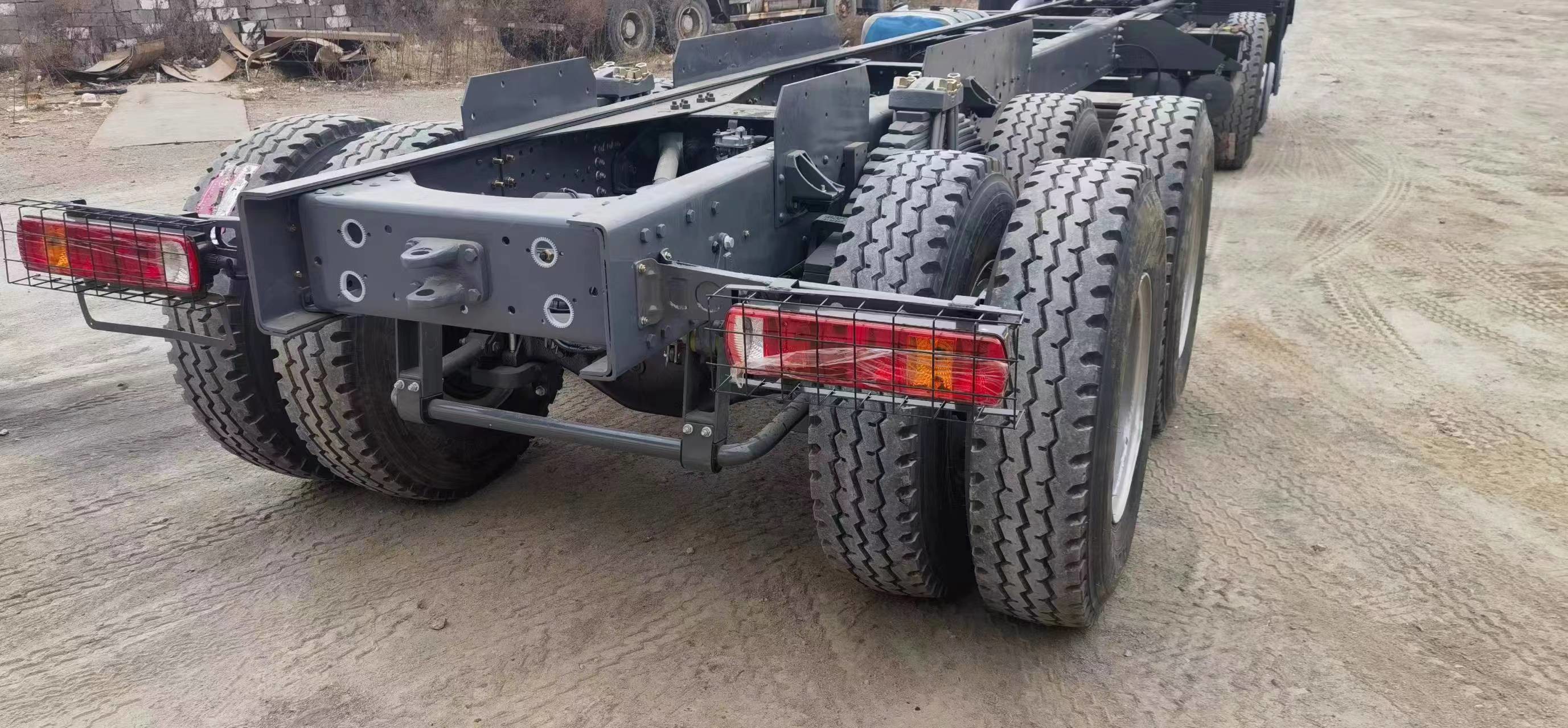 Used Cargo Trucks 8×4 Drive Mode Sinotruck Howo Cargo Truck Chassis 11 Meters Long 12 Tires