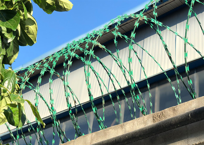 Bto-22 Razor Coil Barbed Wire Pvc Coated 500mm Diameter For Private House
