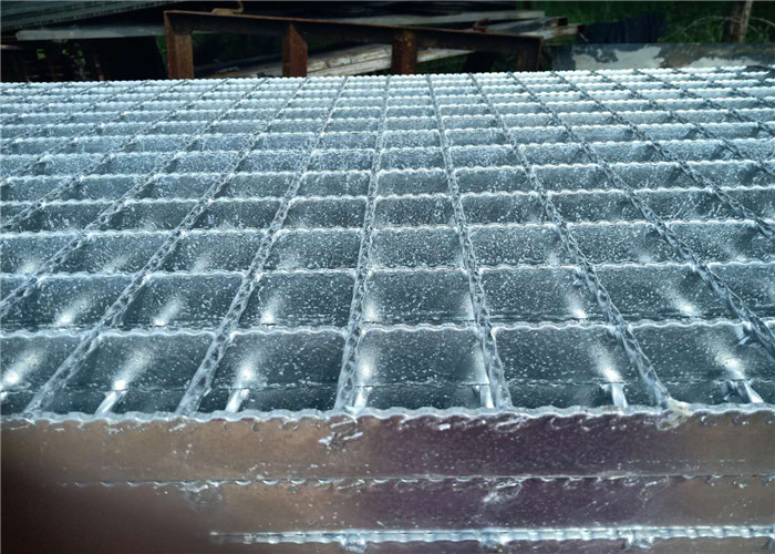 30x4 Welded 303x30x100 Serrated Steel Grating