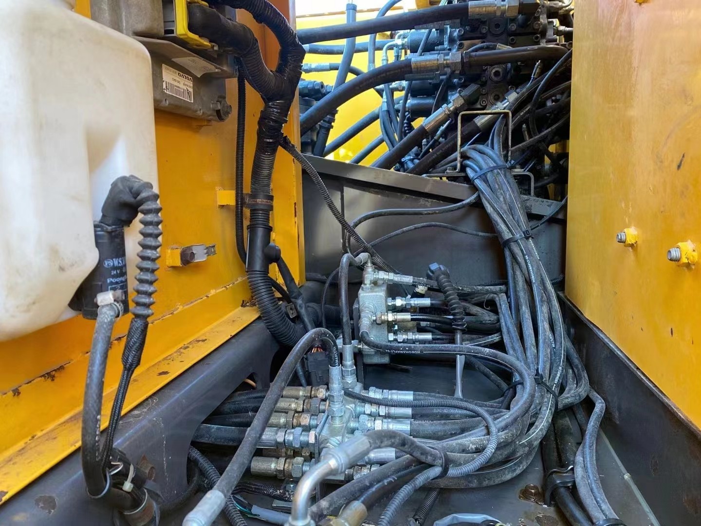 Second hand Volvo excavator EC240 tracked excavator from Shanghai, China