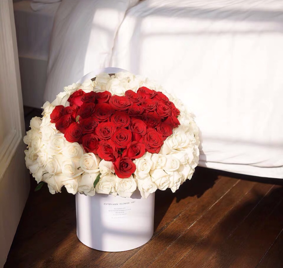 3mm Thick Customized Logo Rose Gold Stamped Round Flower Gift Box with Lid and Handle