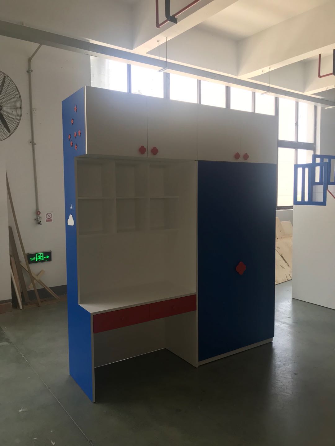Customized Safe Children Furniture Solid Wood and MDF Bunk Bed for Kids Bed Blue for Boy with Basketball Hoop and Slide