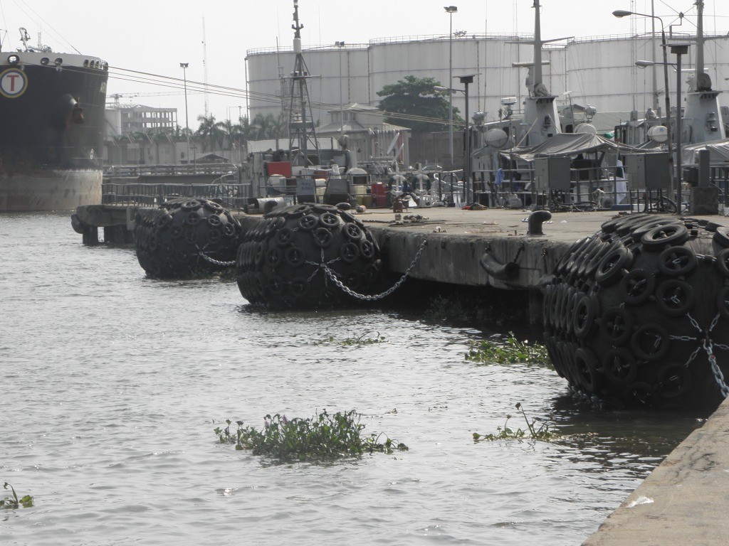 Floating Berthing Nylon Rubber Pneumatic Marine Fender