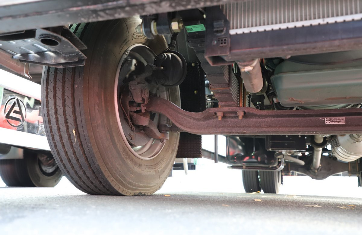 8x4 Truck Crane Mounted Chinese Brand Howo 350hp Weichai Engine XCMG Arm Strong Power