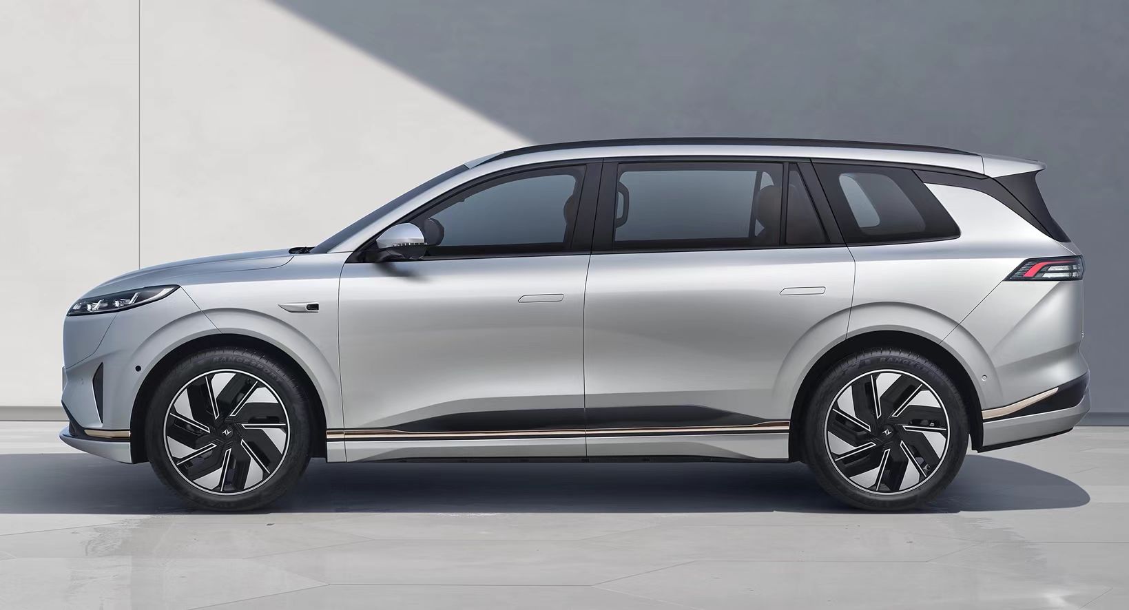 Left Steering Energy Vehicle Customized 5-door 6-seater SUV Dongfeng Yipai 008 Electric Vehicle 636MAX Pure Electric SUV