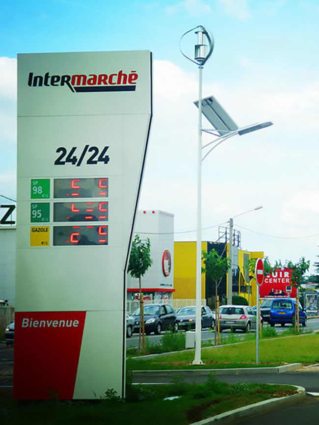 Highway 80W 24V Wind And Solar Hybrid Street Light System Installed In France