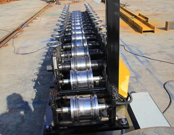 Shutter door roll forming machine