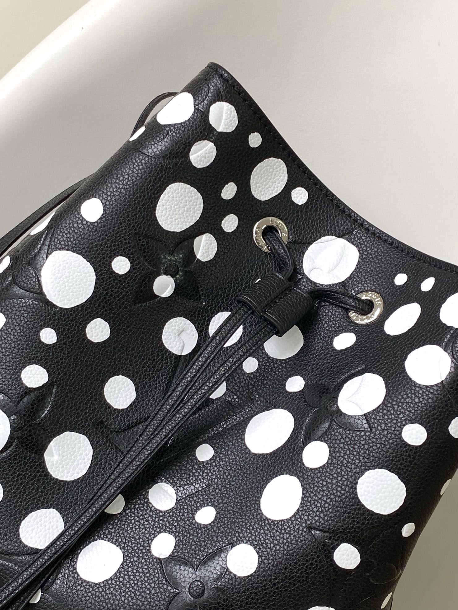 Ladies White Black NéOnoé MM Louis Vuitton Yayoi Kusama Handbag