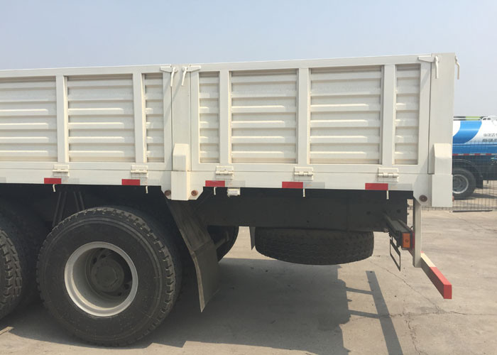 Diesel Engine Cargo Truck SINOTRUK HOWO HW76 Cabin 30 - 60 Tons Top Configuration
