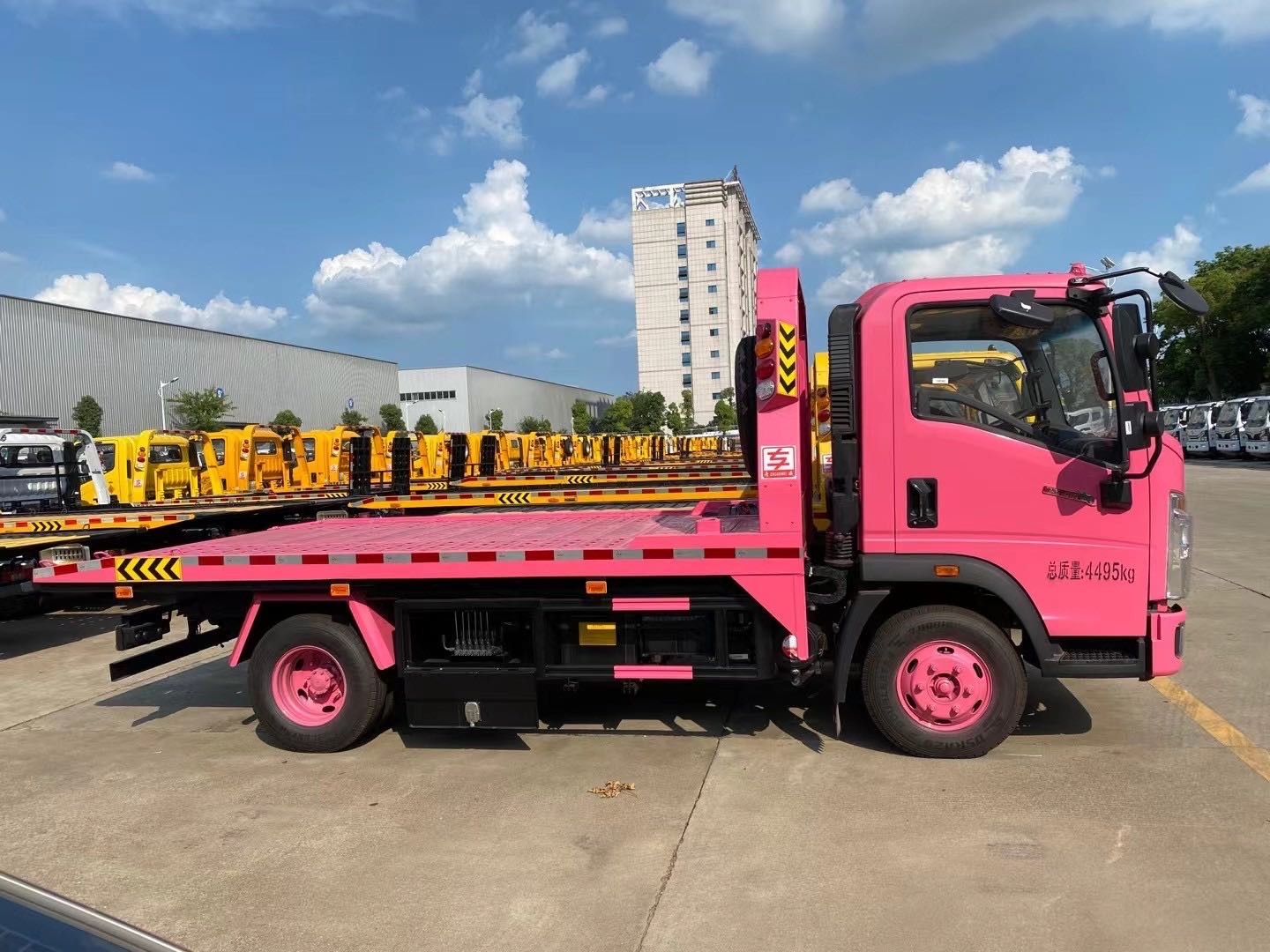 SINOTRUK HOWO 4x2 3-5 tons Flatbed Light Duty Wrecker Tow Truck Road Rescue Recovery Vehicle For Sale