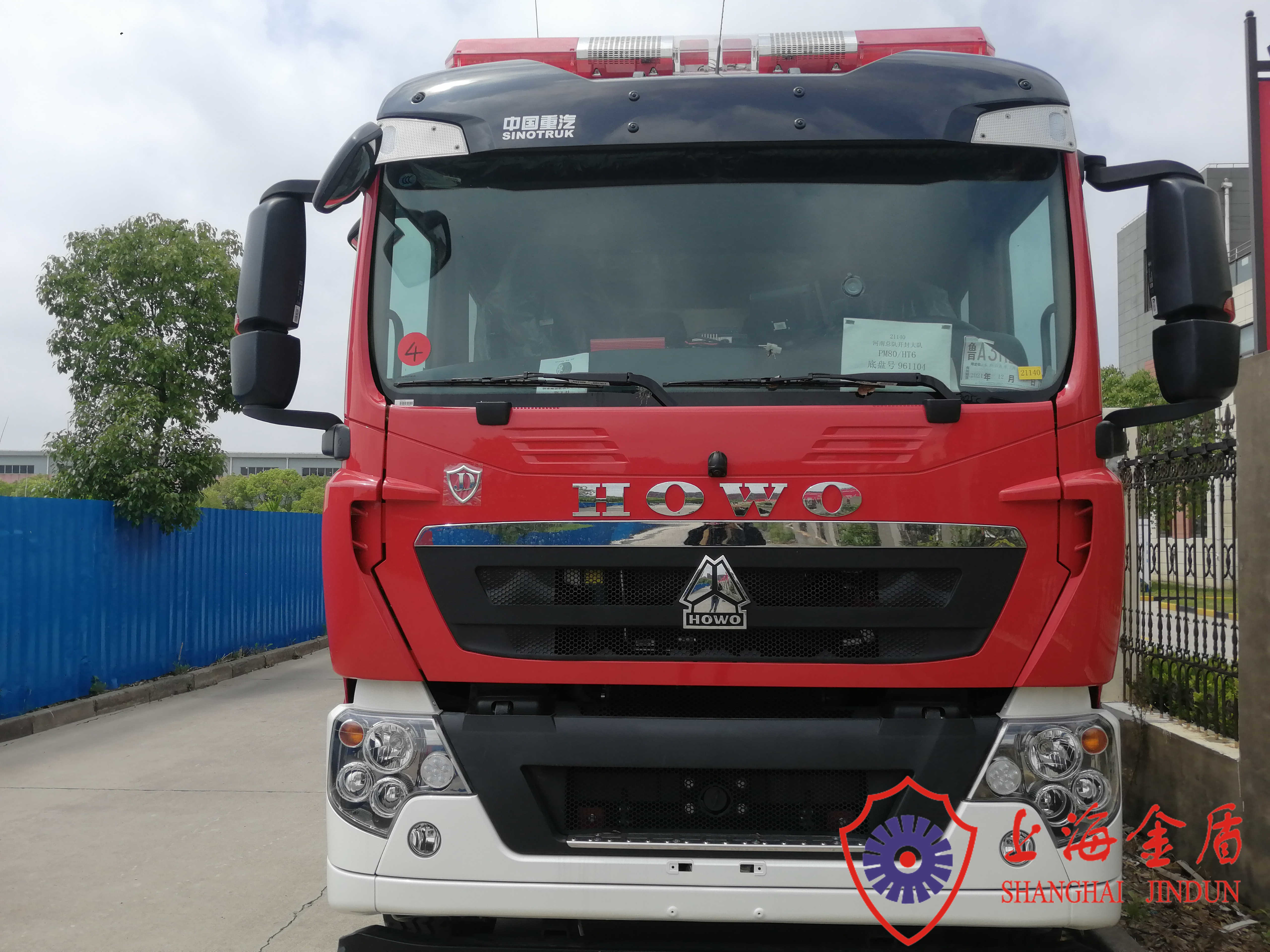 Competitive Double Cabin Six Seats 213kw Foam Fire Truck with 8000L Tank