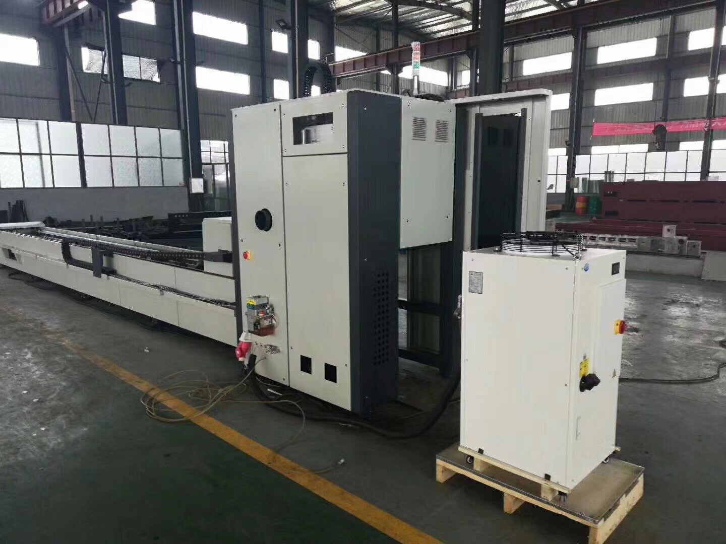 Professional manufacturer high efficient and convenient Not deformed sheet and tube laser cutting machine