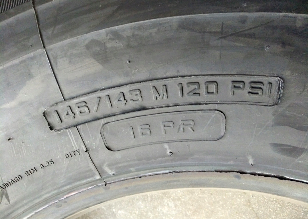 Compact 11R22.5 Highway Truck Tires All Steel Radial Tire Structure Wear Resistance