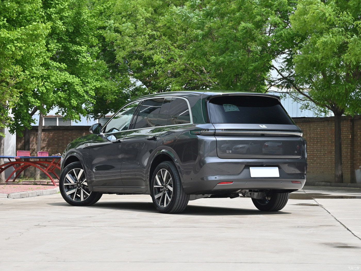 L8 2023 Ideal Electric Car Gray Metallic Paint Big Midsize SUV