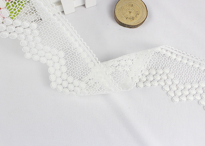 Water Soluble Floral White Guipure Lace Trim , 7.5cm Width Flat Vintage Lace Ribbon