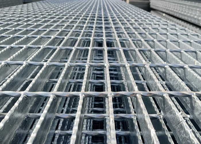 Hot Dipped Galvanized Serrated Steel Grating Platform Floor Grid Welded