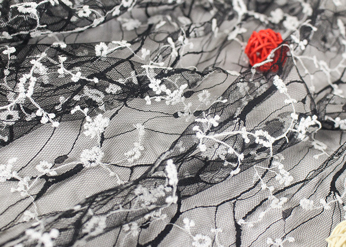 Stretch Polyester Guipure Lace Fabric , Black And White 3D Floral Mesh Fabric