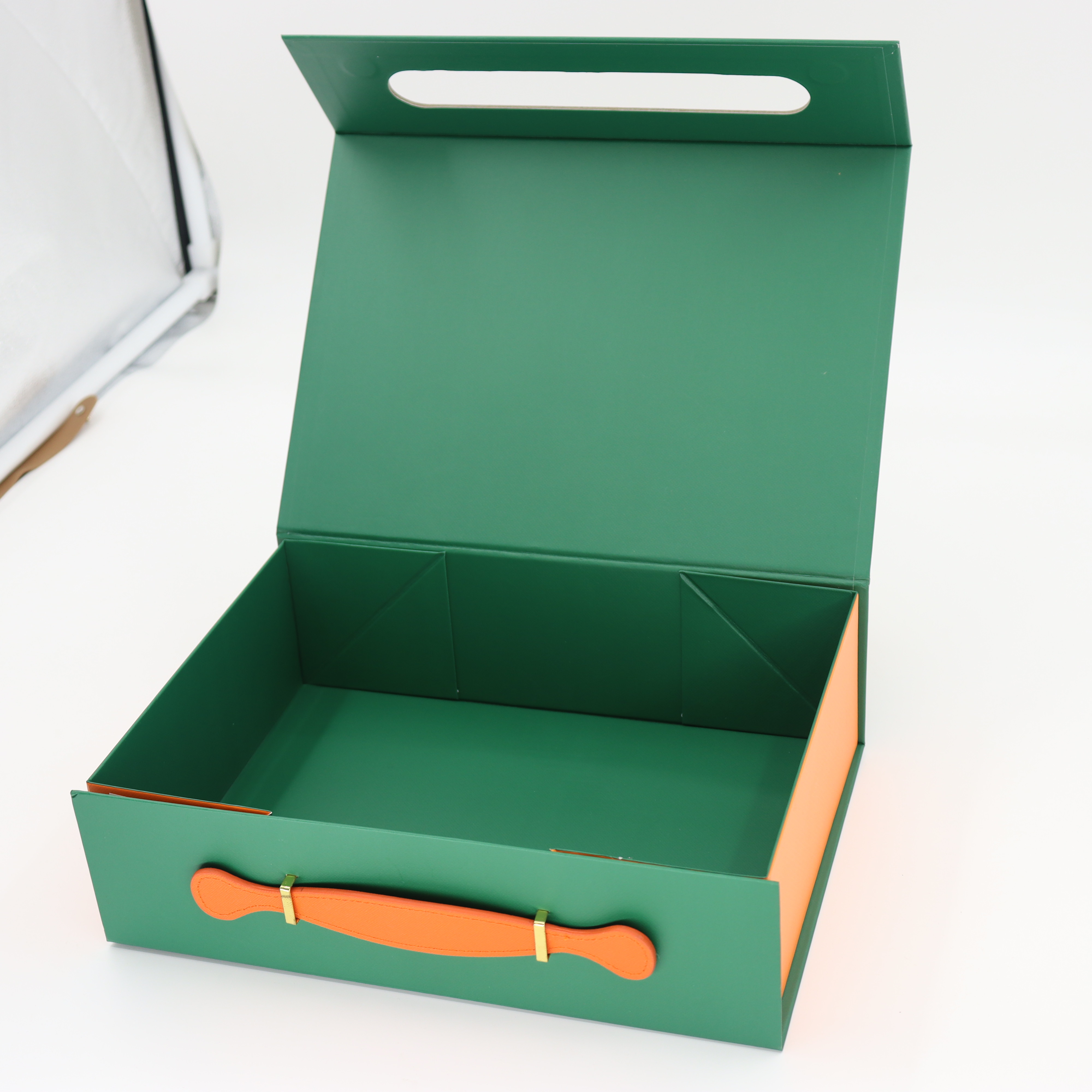 Luxury Customized Cardboard Magnet Folding Packaging Boxes with handle For Foldable Magnetic Gift Box