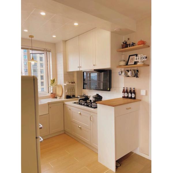 Modern Kitchen Cabinet with Premium Fittings and Custom Materials