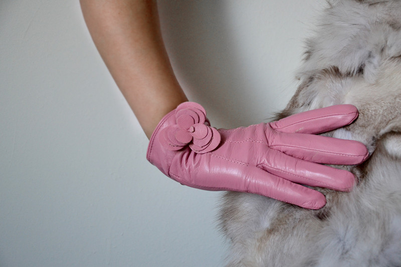 The queen of quality sheepskin women leather gloves