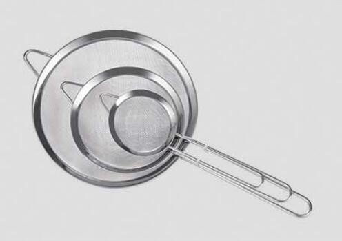 Hot selling kitchen stainless steel mesh strainer with silicone ear and handle