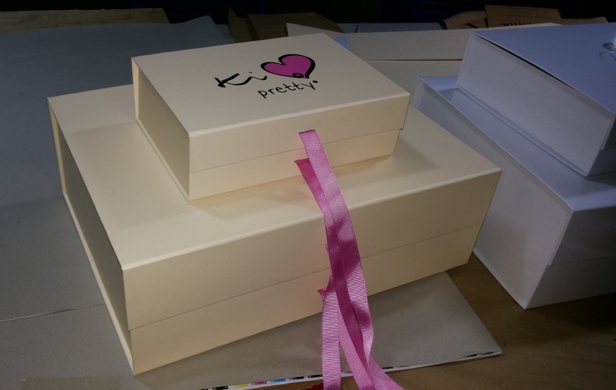 Custom magnet folding paper flat pack box luxury magnetic gift box with silk ribbon