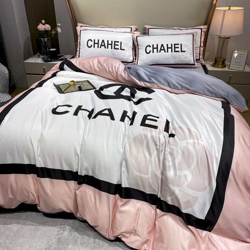 Luxurious Retreat Four Piece Bedding Set With All-Season Ice Silk Bedding Set