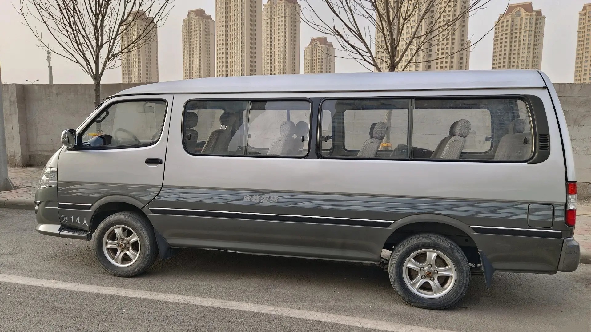 Used Mini Bus Front Engine 14 Seats 5.3 Meters Golden Dragon Hiace XML6532 Sliding Window Silver Color