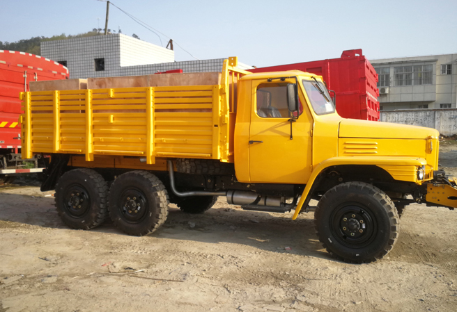Sale 4X4 Off-Road Desert Transport Truck with Half a Row Seat Rows and 6 Forward Shift