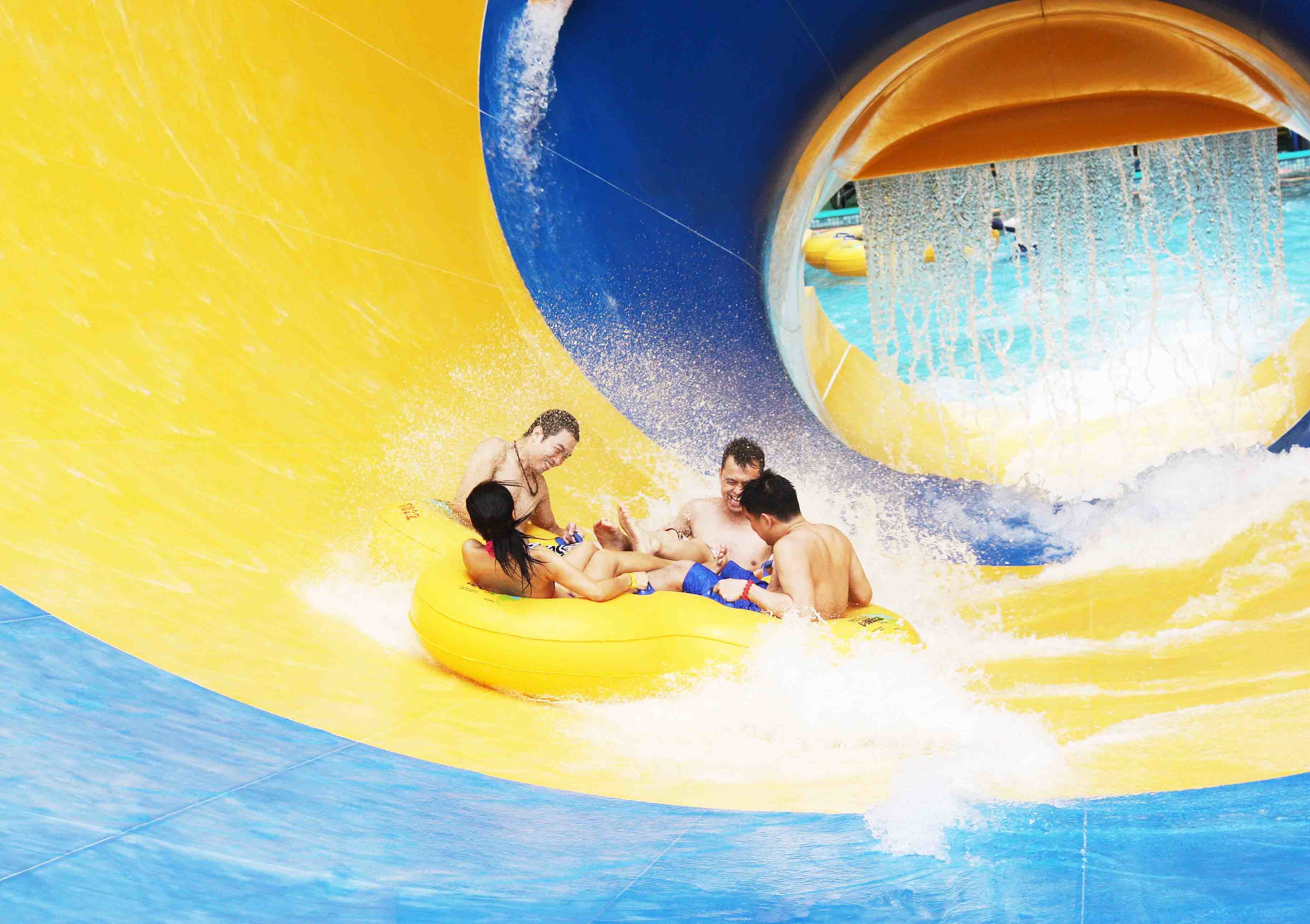 Fiberglass Super Tornado Water Slide 14.6m Platform Height Easy Maintenance