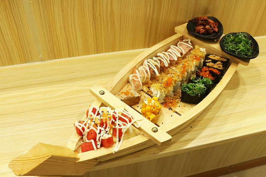 Sustainable Bamboo 70cm Sushi Boat Tray With Flagpole