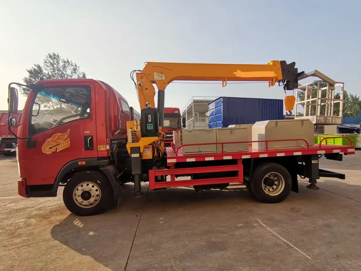 5tons/5000kgs Max. Lifting Load DongFeng Mounted Crane Truck For Precise Lifting