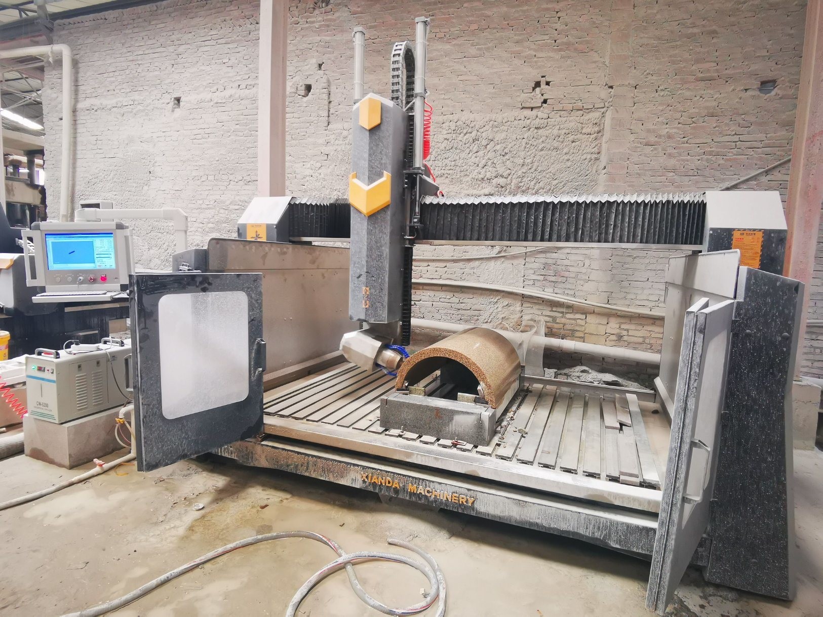 Xianda 4 Axis High Precision CNC Carving Machine With 0.02mm Positioning Accuracy And 5.5KW Spindle Power