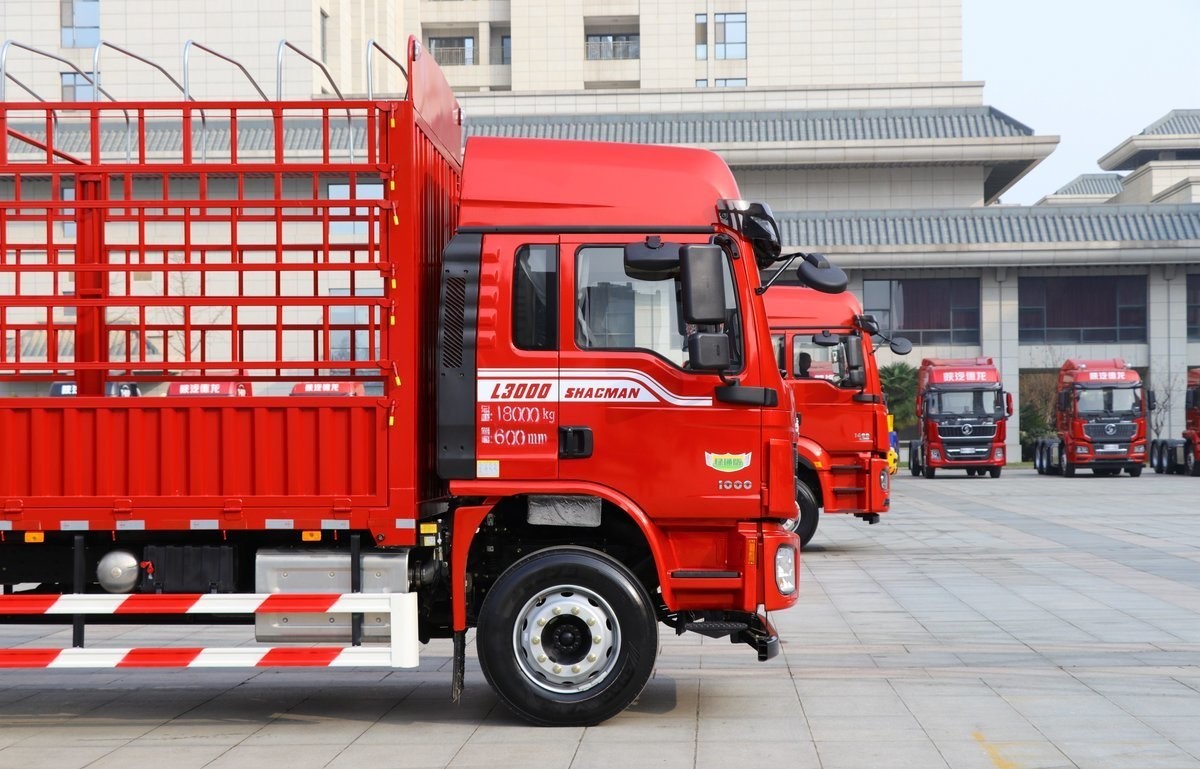 10 Forward Shift Number Shacman L3000 Cargo Truck With Dry Cargo Box And Double Cabin