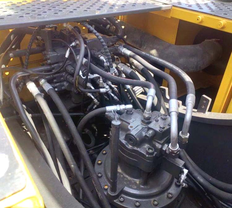 Second Hand Volvo 240 Excavator with 2800 Working Hours and Original Hydraulic Valve