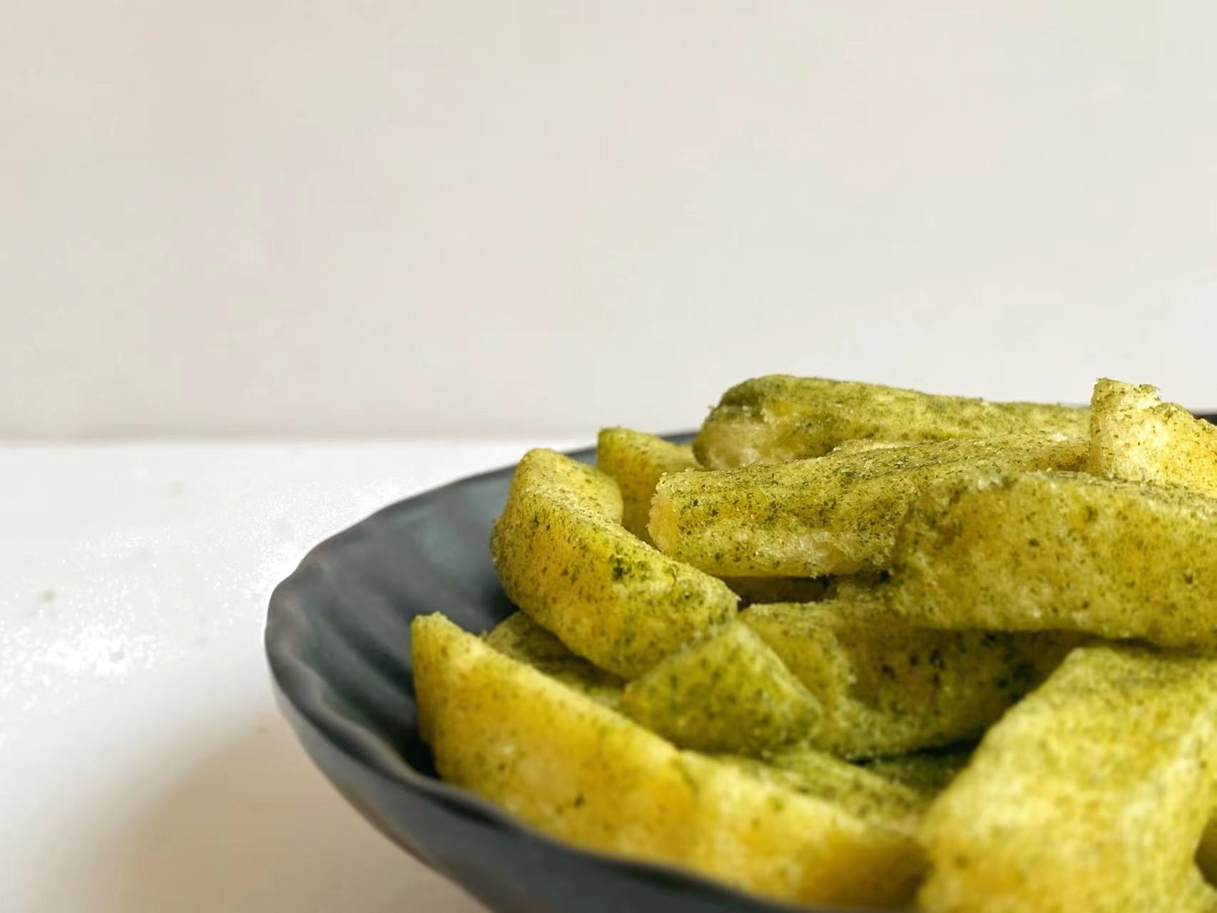 Wholesale VF Vegetables Strips Seaweed French Fries Snacks Vacuum Fried Potato Chips