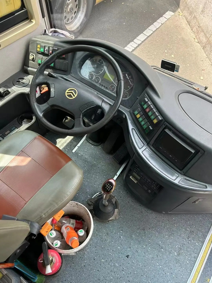 Second-Hand Luxury Bus 39 Seats Gold Color Euro 4 Yuchai Engine Golden Dragon Bus XML6907
