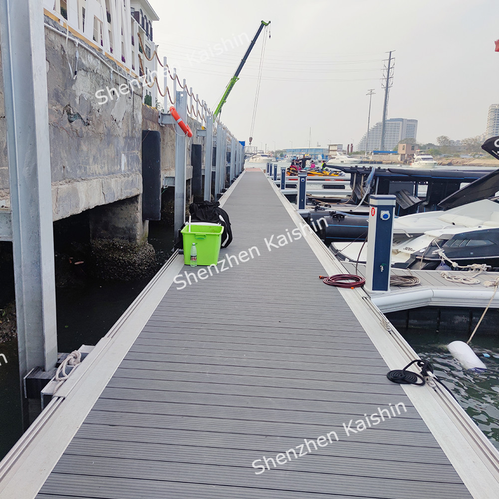 Customizable Structure Marine Floating Docks Aluminum Alloy 15-20 Years Lifespan